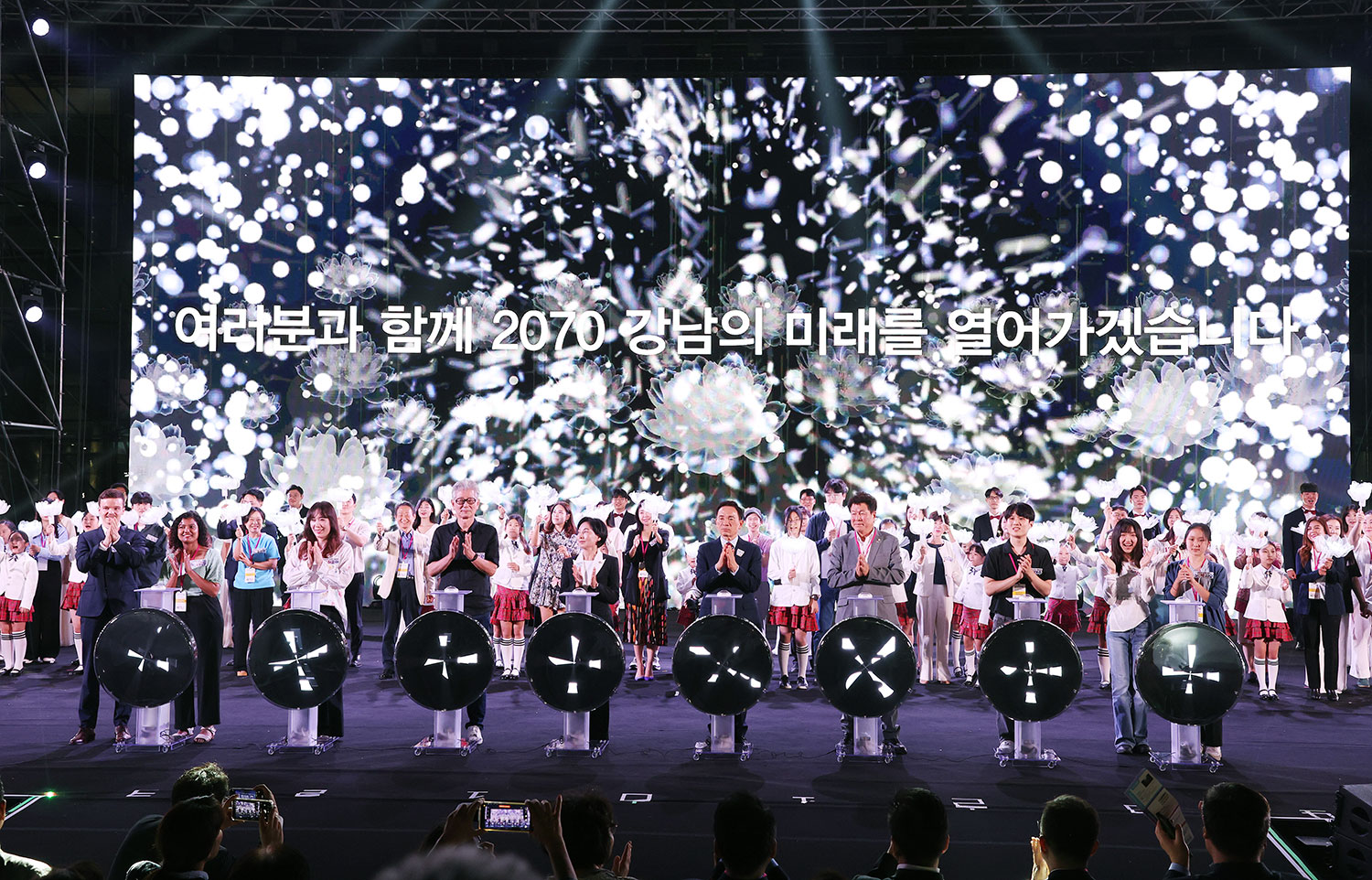 피날레 무대와 군중